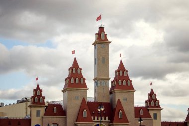 Ana kule, rüya adası teması ve eğlence parkının açılış gününde inşa edilmesidir.