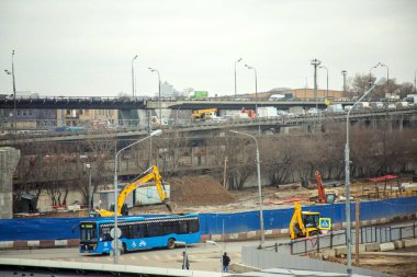 Volgograd Bulvarı 'nda inşaat alanı ve üstgeçit.