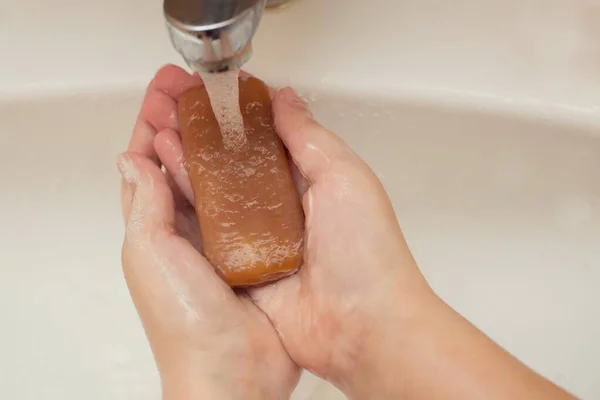 Πλύσιμο Χεριών Σαπούνι Και Τρεχούμενο Νερό Από Κοντά — Φωτογραφία Αρχείου