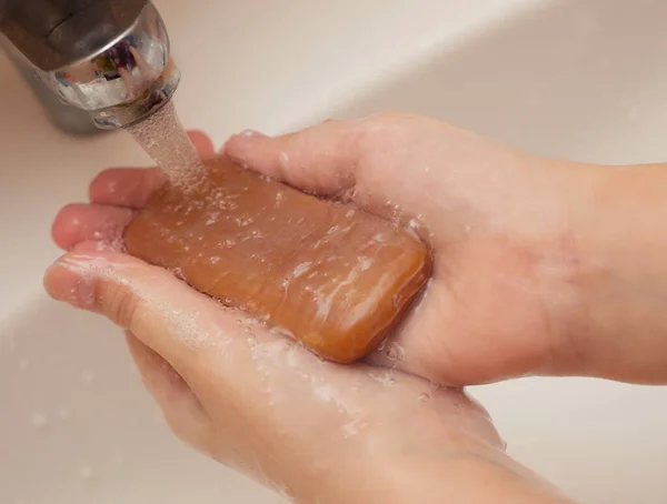 Lavagem Das Mãos Com Sabão Água Corrente Perto — Fotografia de Stock