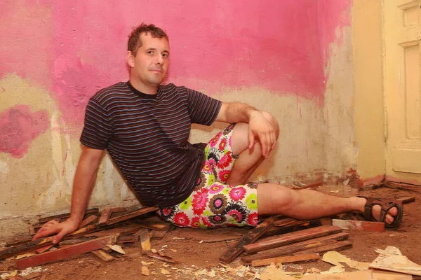 Homem Está Descansando Lugar Onde Reparações Estão Sendo Realizadas — Fotografia de Stock