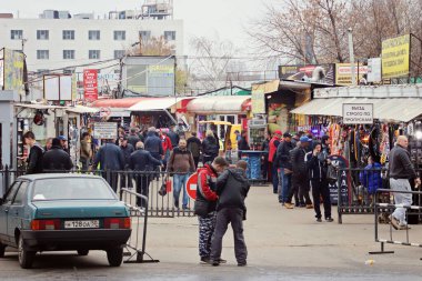 Araba pazarındaki alıcılar.