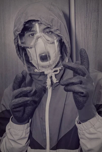 Der Mann trug Schutz vor dem Coronavirus — Stockbild Der Mann Trug Schutz Vor Dem Coronavirus — Stockfoto