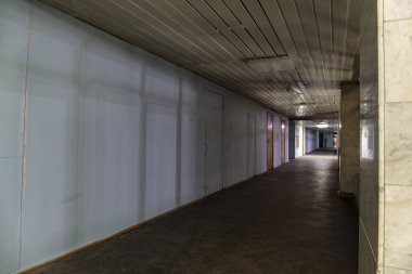 Koridorun içi bomboş. 