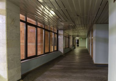 Uzun, boş bir koridor. 