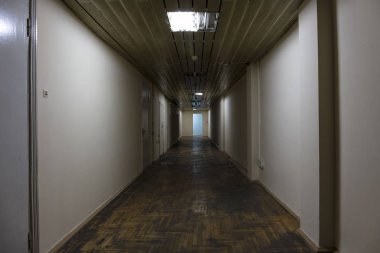 İçi boş bodrum koridoru. 
