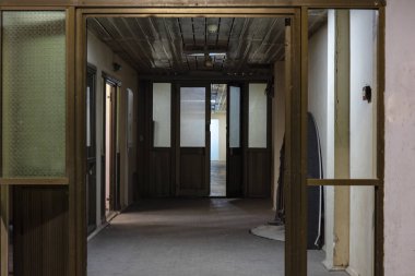 İçi boş bodrum koridoru. 