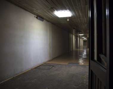İçi boş bodrum koridoru. 