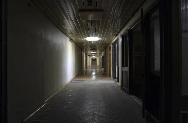 İçi boş bodrum koridoru. 