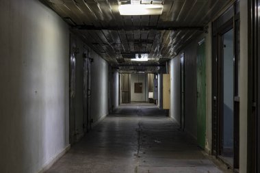 İçi boş bodrum koridoru. 