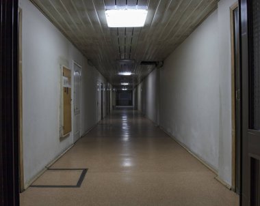 İçi boş bodrum koridoru. 