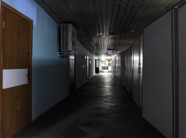 Karanlık, boş bodrum koridoru.