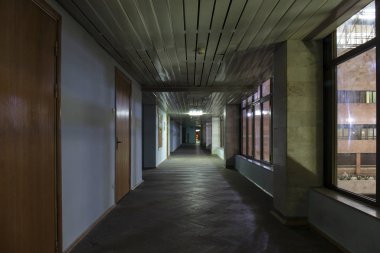 Karanlık, boş bodrum koridoru.