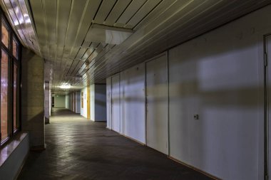 Karanlık, boş bodrum koridoru.