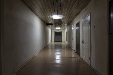 Karanlık, boş bodrum koridoru.