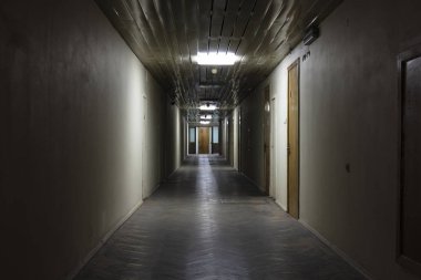 Karanlık, boş bodrum koridoru.