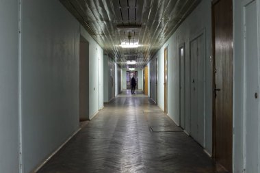 Karanlık, boş bodrum koridorunun içi 