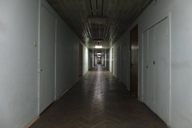 Karanlık, boş bodrum koridorunun içi 