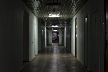 Karanlık, boş bodrum koridorunun içi 