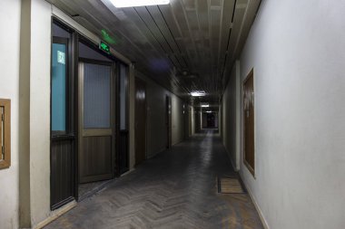 Karanlık, boş bodrum koridorunun içi 