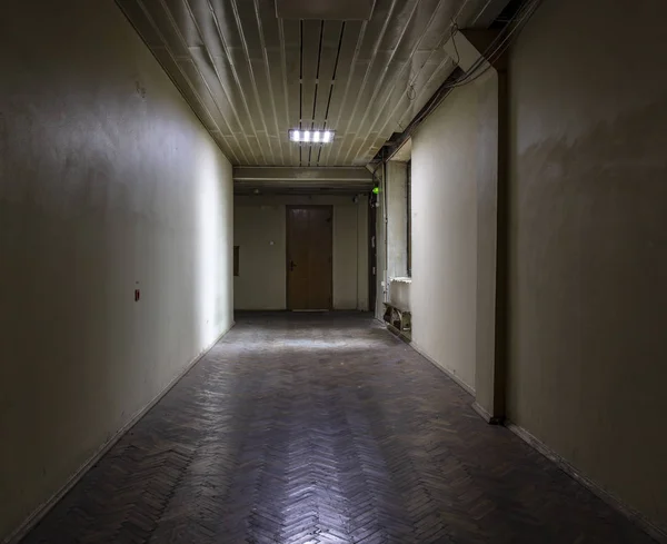 内部废弃的空地下室走廊 — 图库照片