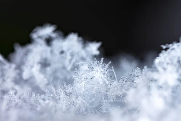 Makroaufnahme Von Schneeflocken Auf Dunklem Hintergrund — Stockfoto