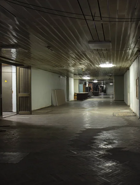 古い工業ビルの空の廊下の内部 — ストック写真