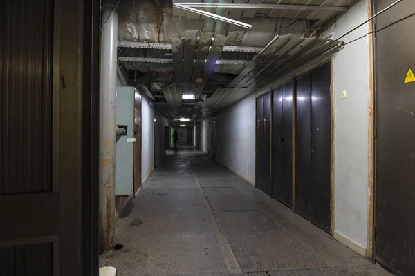 旧工业大厦空旷走廊的内部 — 图库照片