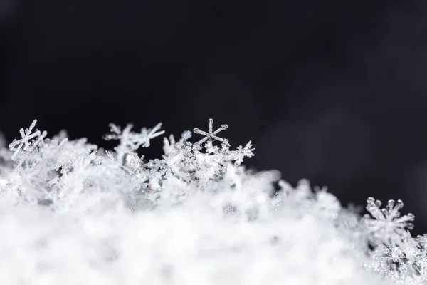 Vista Primer Plano Copos Nieve Cristal Blanco Sobre Fondo Negro —  Fotos de Stock