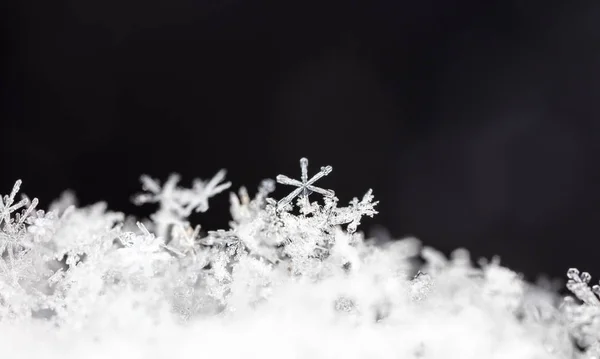 Close Weergave Van Witte Kristallen Sneeuwvlokken Zwarte Achtergrond — Stockfoto