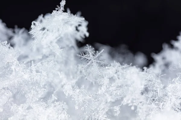 Close Weergave Van Witte Kristallen Sneeuwvlokken Zwarte Achtergrond — Stockfoto