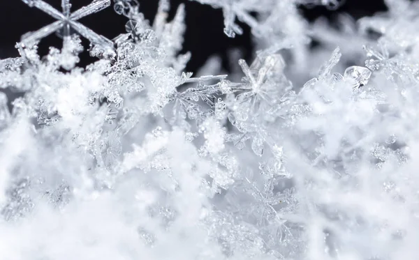 Close Weergave Van Witte Kristallen Sneeuwvlokken Zwarte Achtergrond — Stockfoto