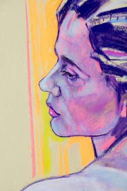 Muhteşem genç bir kadın resim yapıyor. 