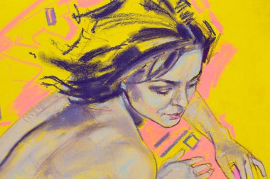 Muhteşem genç bir kadın resim yapıyor. 