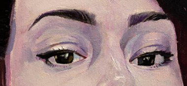 Çekici genç kadın poz veriyor. 