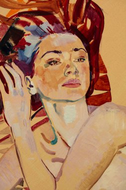 Çekici genç kadın poz veriyor. 