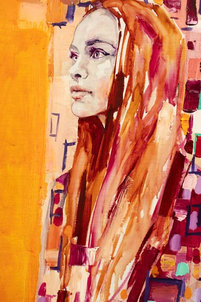 Çekici genç kadın poz veriyor. 