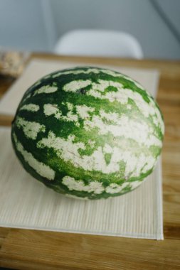 Mutfak modern ahşap bir masa üzerinde tatlı bütün karpuz