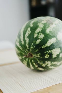 Mutfak modern ahşap bir masa üzerinde tatlı bütün karpuz