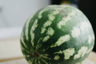 Mutfak modern ahşap bir masa üzerinde tatlı bütün karpuz