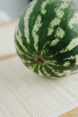 Mutfak modern ahşap bir masa üzerinde tatlı bütün karpuz