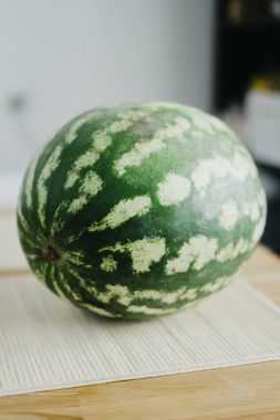 Mutfak modern ahşap bir masa üzerinde tatlı bütün karpuz