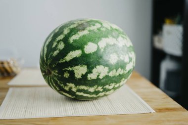 Mutfak modern ahşap bir masa üzerinde tatlı bütün karpuz