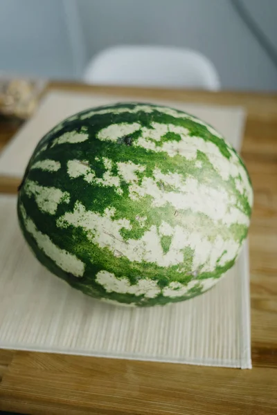 Mutfak modern ahşap bir masa üzerinde tatlı bütün karpuz