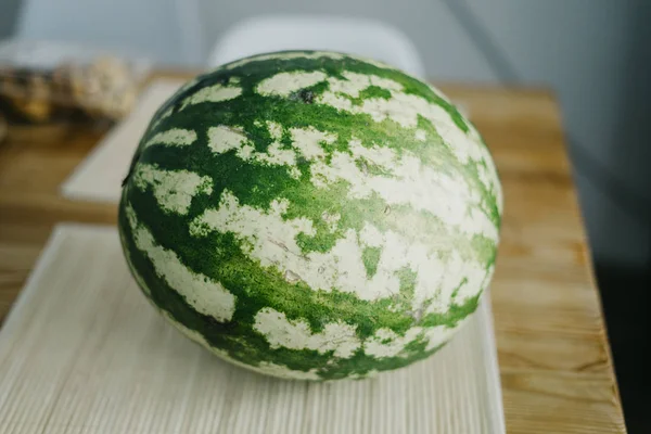 Mutfak modern ahşap bir masa üzerinde tatlı bütün karpuz