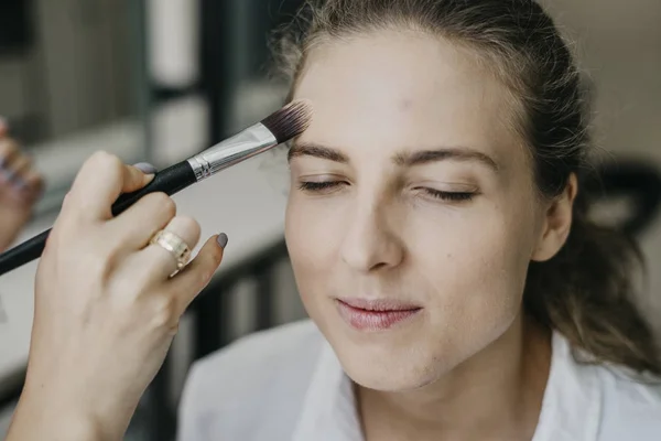 Retrato de una joven maquillada en un salón de belleza. Maquillaje de la serie antes y después —  Fotos de Stock