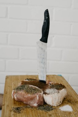 çiğ et parçaları