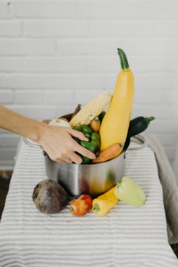 El metal bir tencerede sebzeli