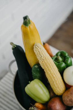 Metal bir tencerede taze sebze