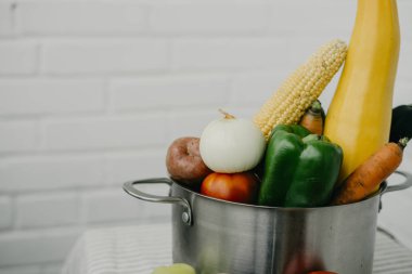 Metal bir tencerede taze sebze